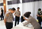 Komitmen Bersih Narkoba, Kapolres Situbondo Jalani Tes Urine bersama PJU dan Kapolsek Jajaran