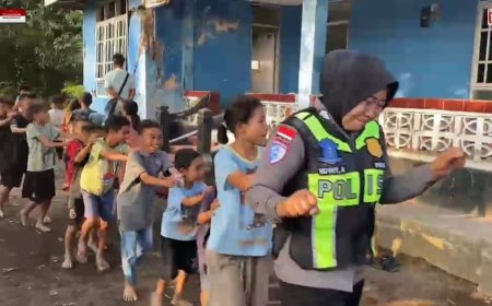 Polri Berikan Trauma Healing bagi Anak-Anak Terdampak Gempa Bumi di Ende