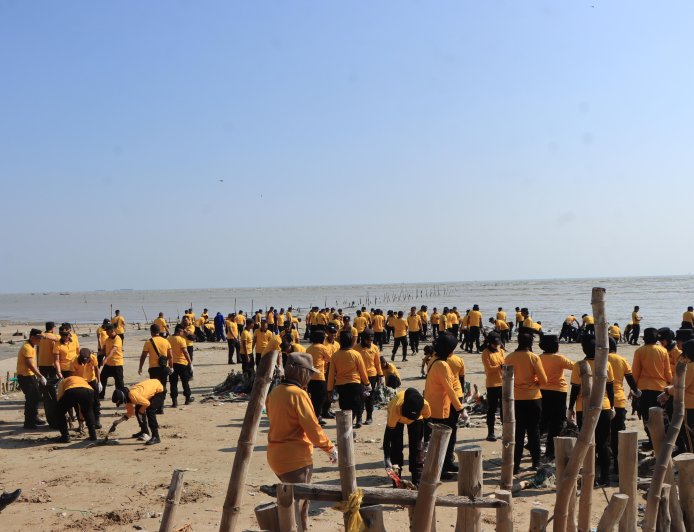 Aksi 'Jogo Omah', Polresta Tuban Gelar Green Policing di Pantai Jenu bersama Masyarakat