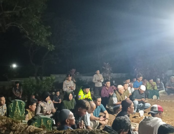 Polisi Bersama Masyarakat, Kapolres Probolinggo Dampingi Keluarga Korban Karhutla TNBTS hingga Peristirahatan Terakhir